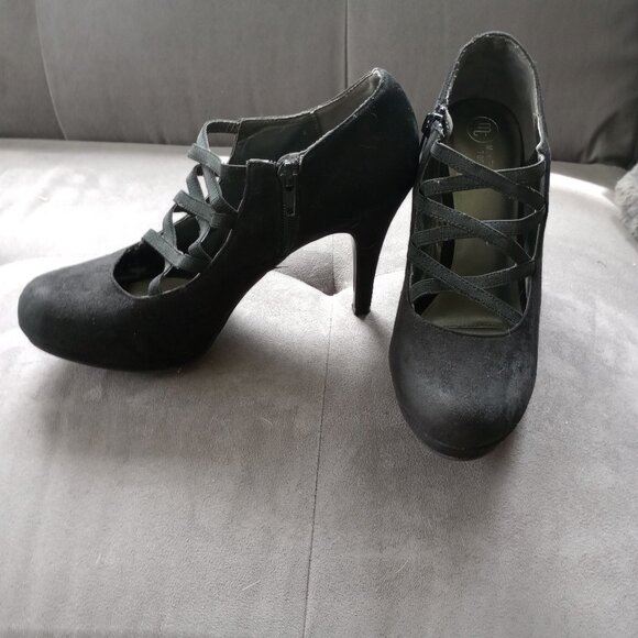 High heals - Picture 1 of 4